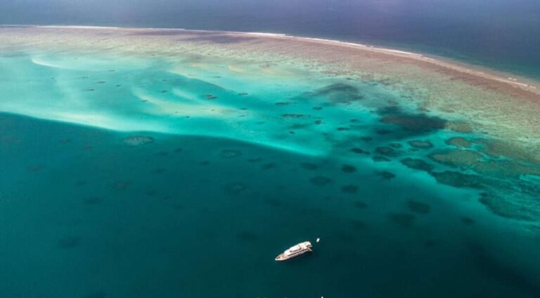 Maldivas atol e barco
